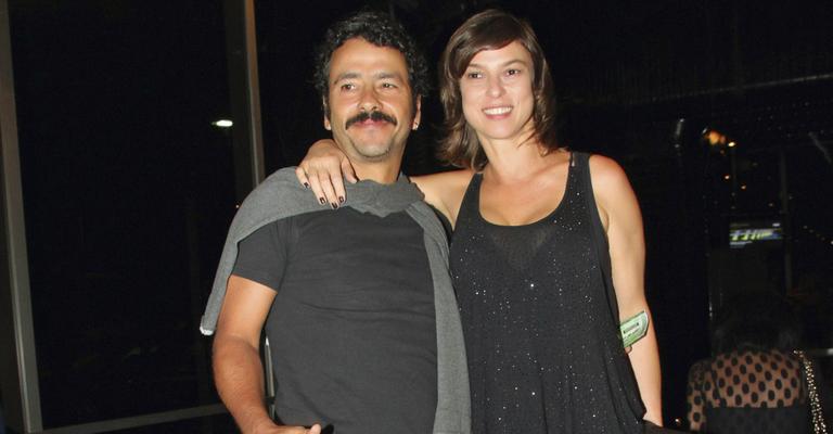 Em clima de romance, Marcos Palmeira e Maria Paula conferem show de Marisa Monte