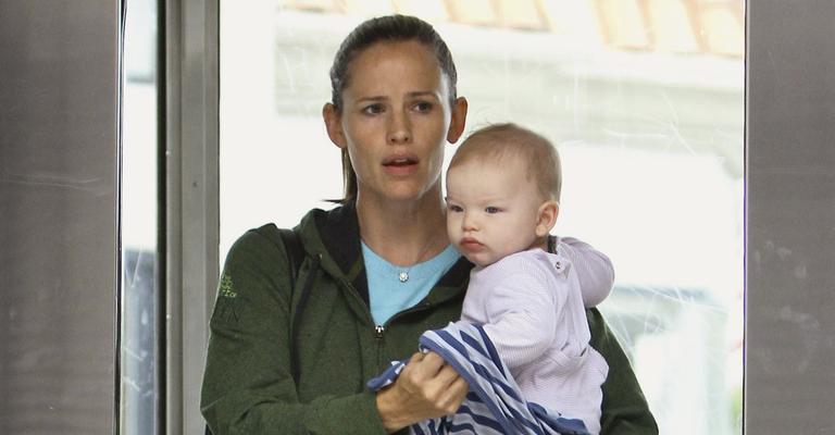 Jennifer Garner leva o filho ao médico