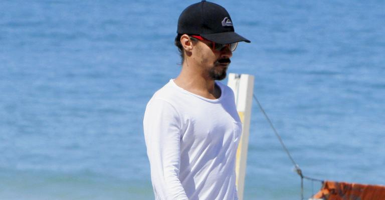 André Gonçalves se exercita na orla da praia