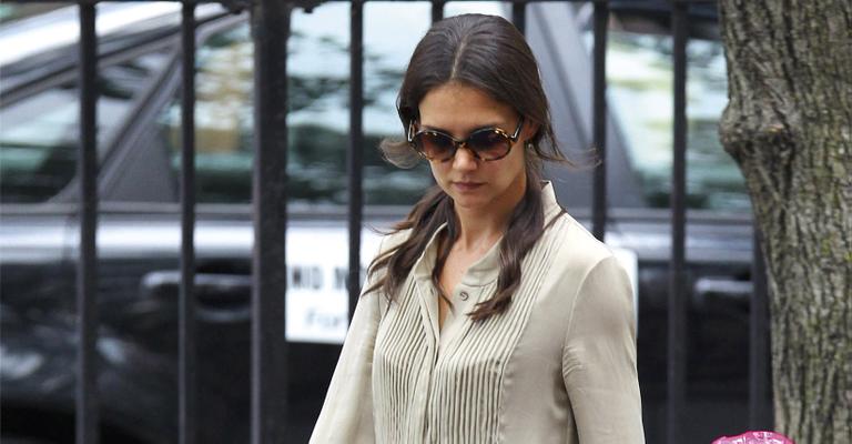 Katie Holmes leva a filha Suri para passeio de bicicleta