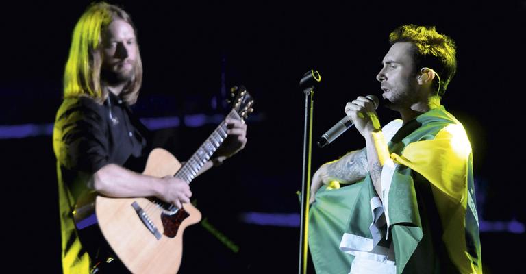 Adam Levine veste camisa da Seleção Brasileira em show