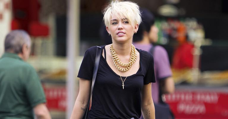 Com tesouras nas mãos, homem invade casa de Miley Cyrus