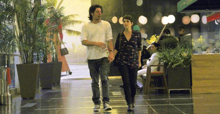 Débora Falabella passeia no shopping com o namorado
