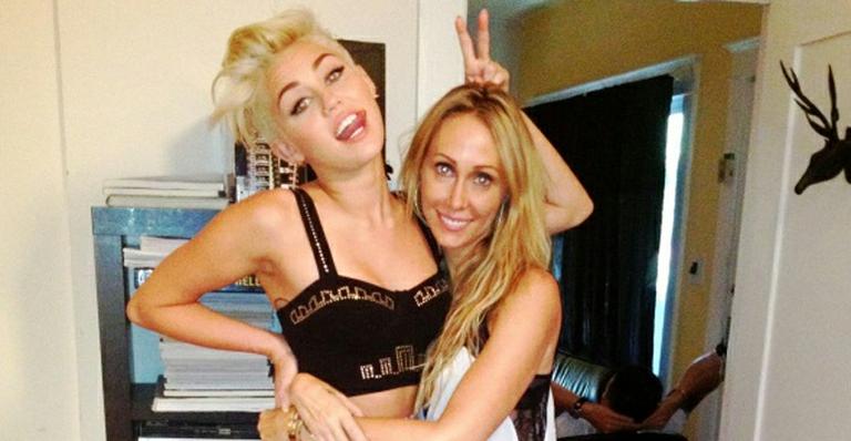 Miley Cyrus brinca em foto divertida com a mãe
