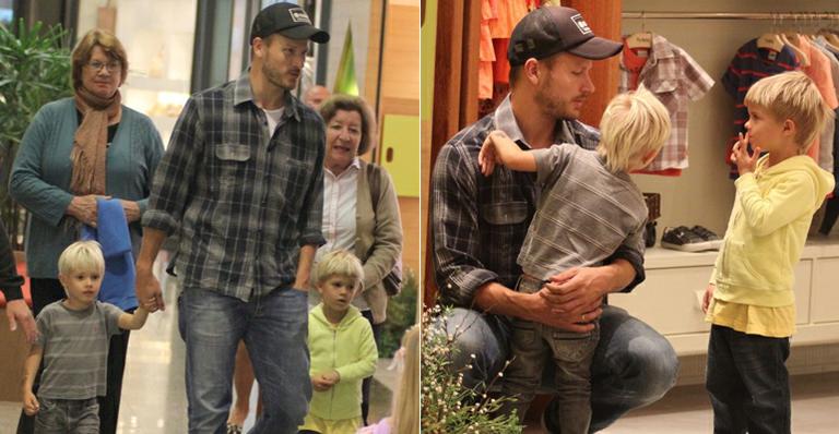 Paizão! Rodrigo Hilbert passeia com os gêmeos em shopping no Rio