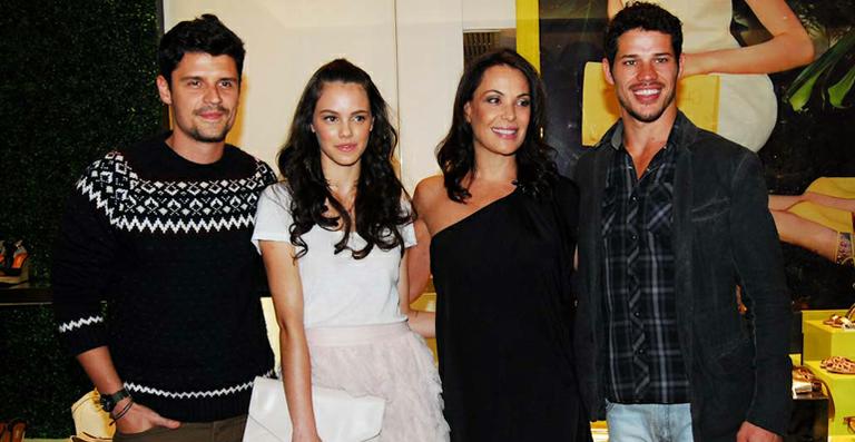 Carolina Ferraz, José Loreto e vips conferem nova coleção de sapatos em loja de SP