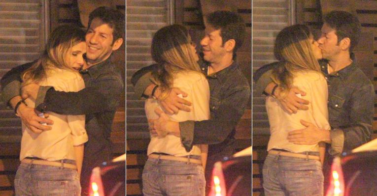 Ingrid Guimarães e o marido trocam carinhos na noite carioca