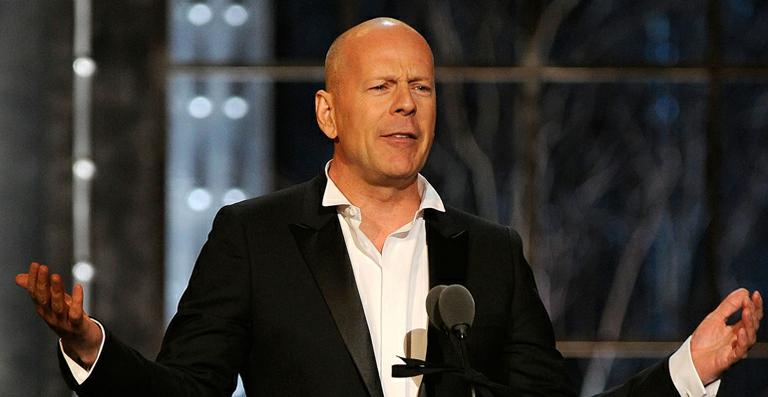 Bruce Willis faz piada com fim do namoro de Kristen Stewart e Robert Pattinson