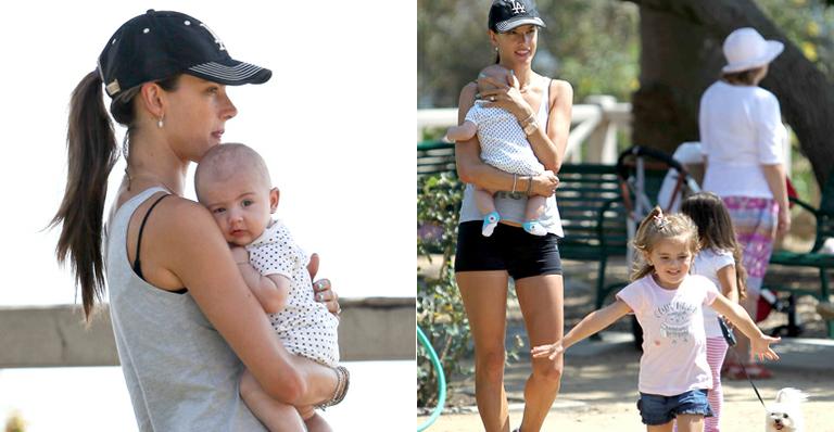 Alessandra Ambrosio, Noah e Anja: diversão no parque em dia ensolarado