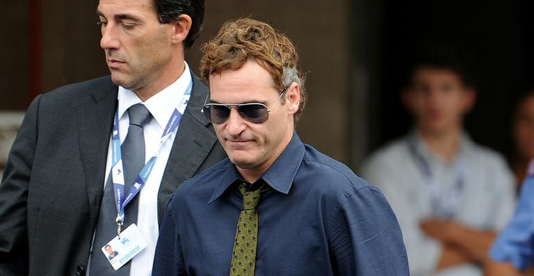 Com os cabelos grisalhos à mostra, Joaquin Phoenix divulga novo filme em Veneza
