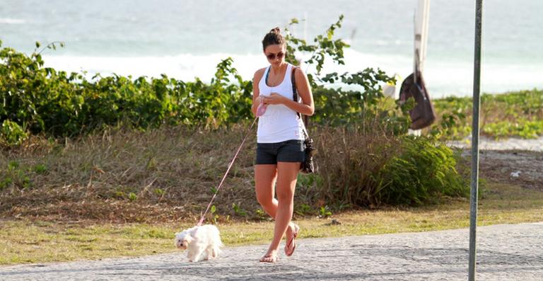 Recém-separada, Débora Nascimento curtiu o sábado com seu cachorro antes da entrevista do ‘Fantástico’ ir ao ar