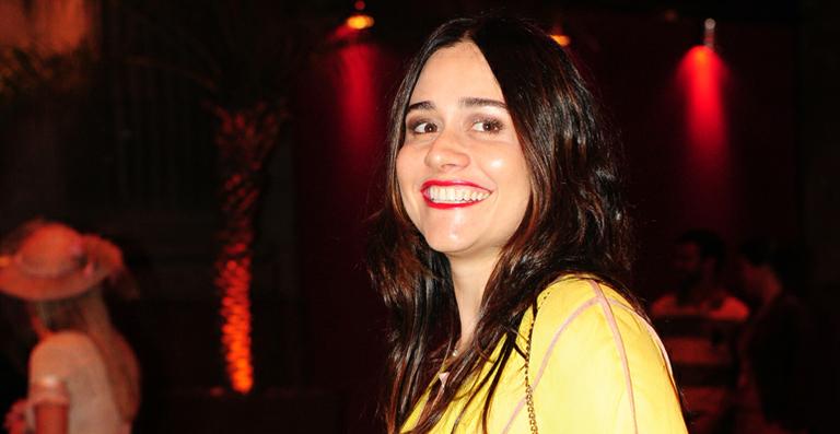 Alessandra Negrini prepara férias com os filhos Antonio e Betina