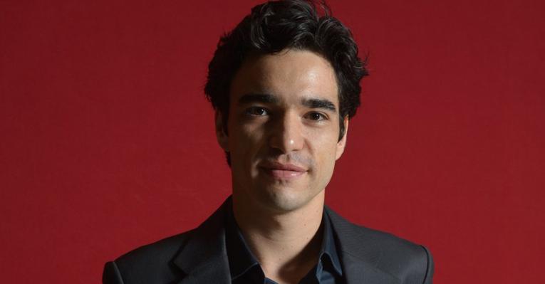 ‘Acho que o ator não deve ter imagem’, diz Caio Blat em entrevista à Sarah Oliveira