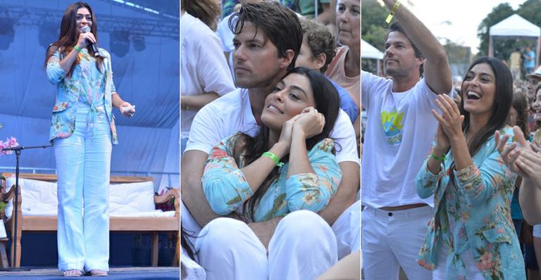 Com o marido, Juliana Paes vai à meditação coletiva liderada por Ravi Shankar no Rio de Janeiro
