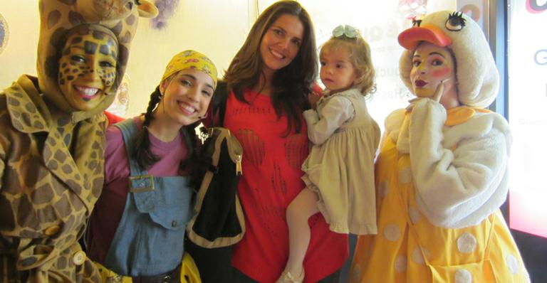 Daniela Sarahyba curte peça infantil com a filha Gabriela