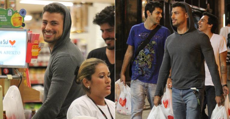 Na companhia de amigos, Cauã Reymond vai às compras