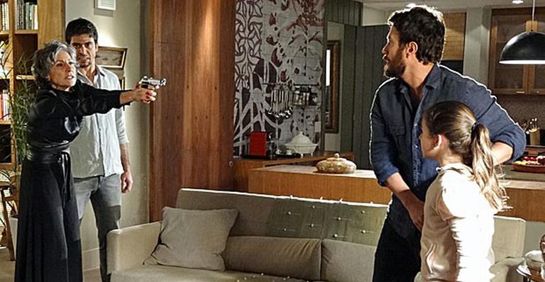 ‘Amor Eterno Amor’: Melissa atira em Rodrigo, mas acerta a pequena Clara