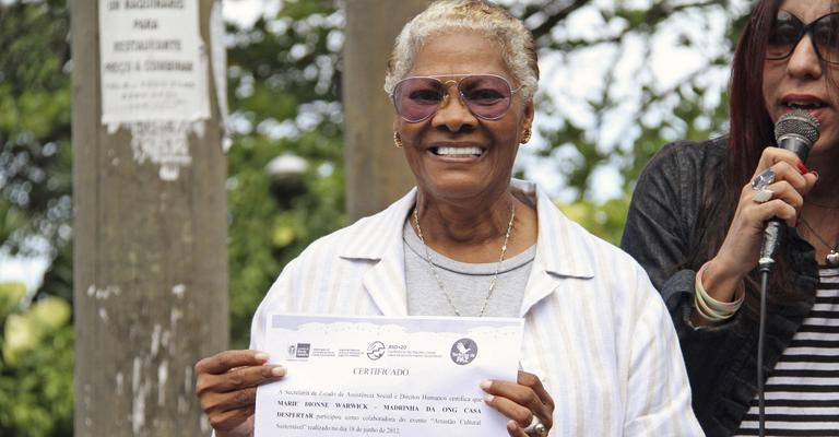 A solidária Dionne Warwick