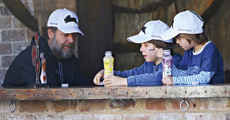 Russell Crowe e os herdeiros, Charles e Tennyson