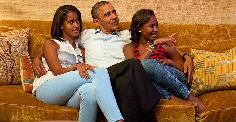 Da Casa Branca, família Obama assiste ao discurso de Michelle