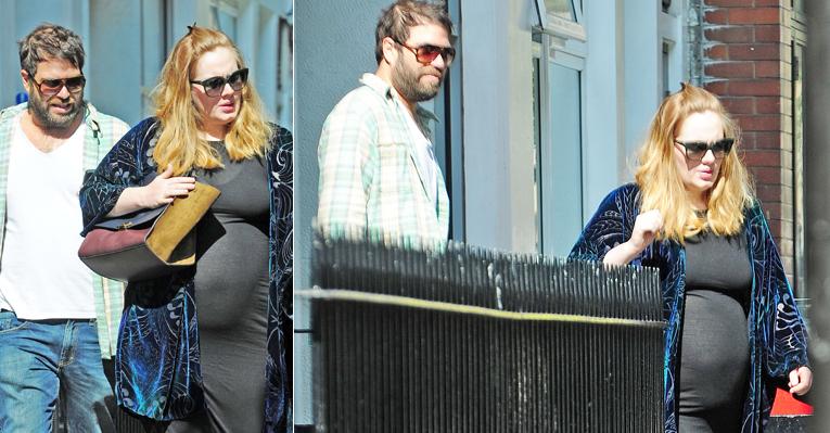 No mês em que dará à luz, Adele é clicada passeando com o namorado