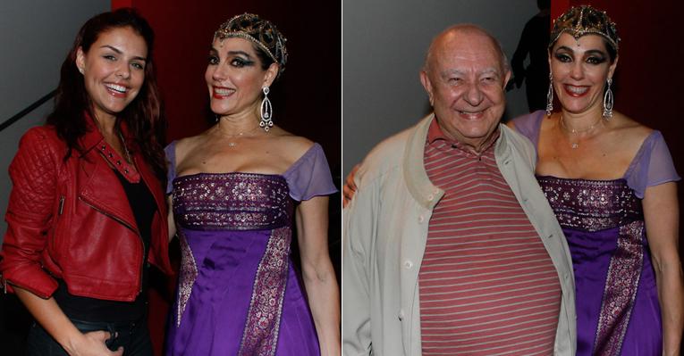 Christiane Torloni recebe plateia vip no teatro