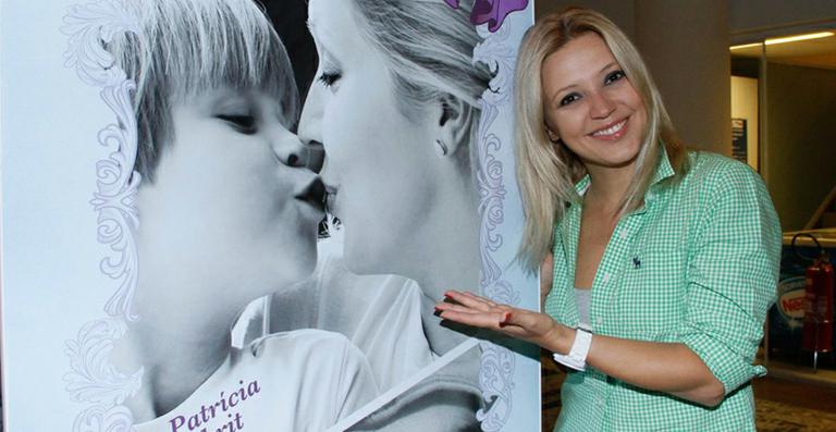 Patrícia de Sabrit em imagem carinhosa com o filho para exposição