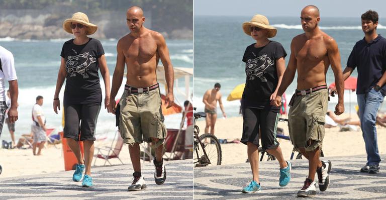 Em recuperação, Betty Lago caminha na praia com o filho no Rio