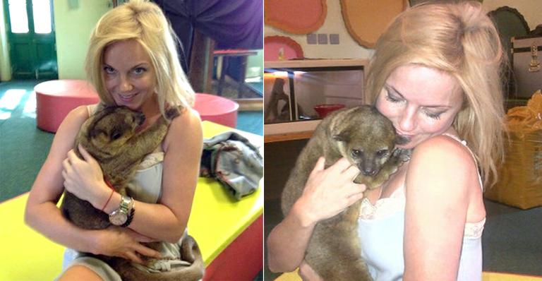Ex-Spice Girl, Geri Halliwell abraça animal exótico em foto