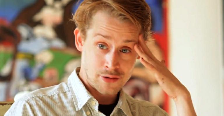 Macaulay Culkin reaparece atacando de pintor ao lado de amigos