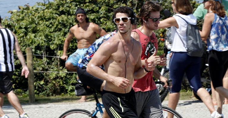 Sem camisa, José Loreto exibe boa forma em corrida no calçadão