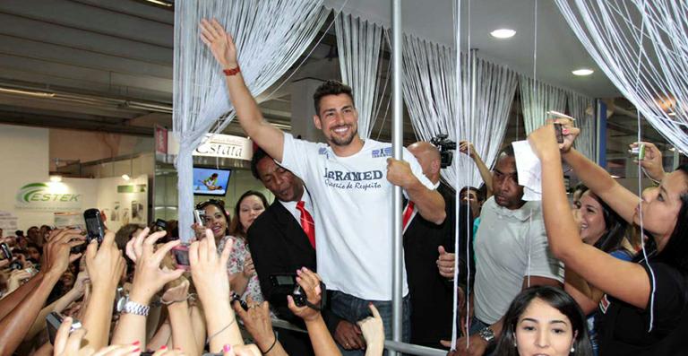 Cauã Reymond arrasta multidão em evento de beleza