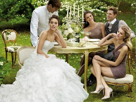 A top Emily DiDonato surge vestida de noiva em Veneza