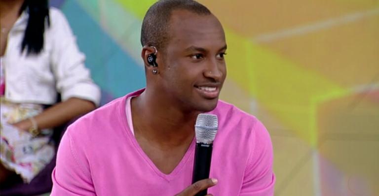 Thiaguinho diz que já cantou sertanejo e tocou cavaquinho na igreja