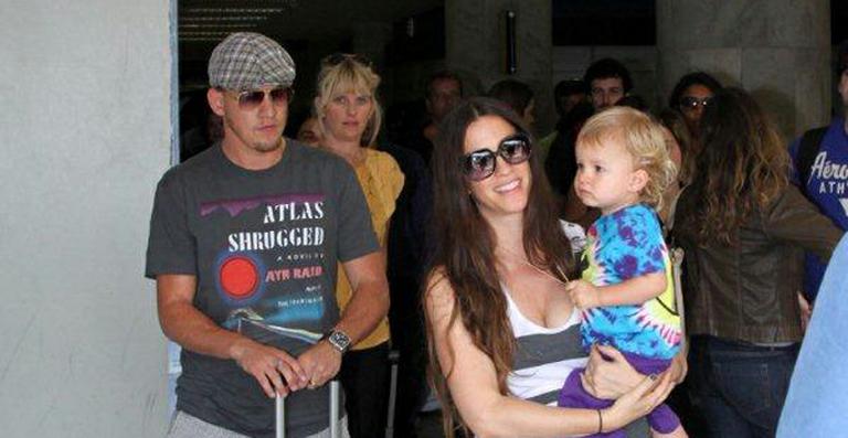 Alanis Morissette desembarca no Rio com marido e filho