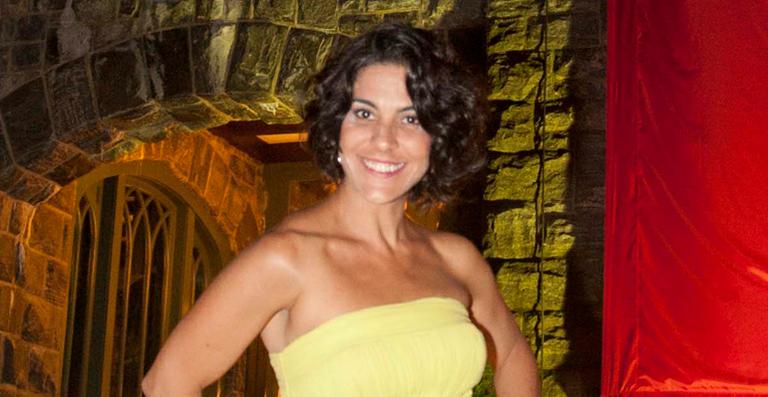 Izabella Bicalho canta Chico e Herivelto em show comemorativo