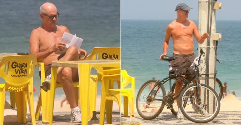 Em dia de folga, Marcos Caruso descansa na praia