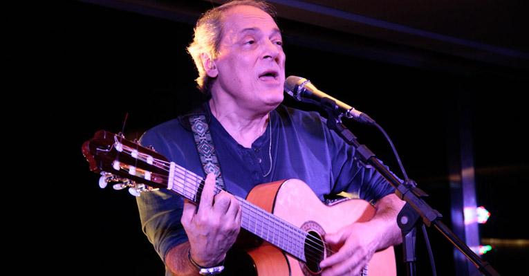 Toquinho canta em jantar beneficente