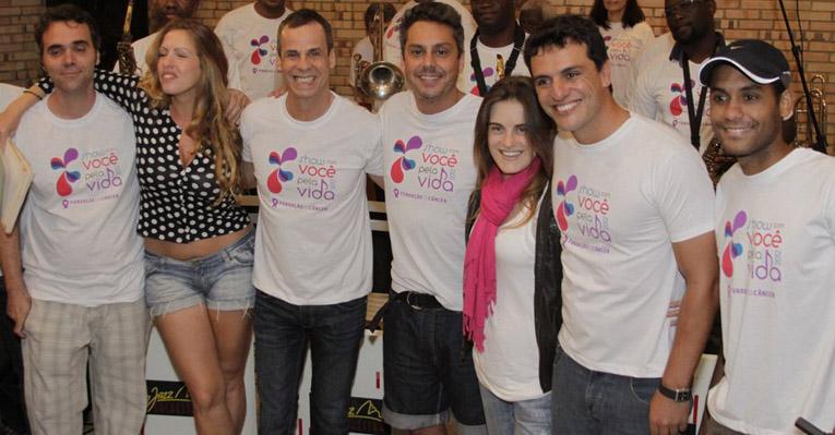 Em show, estrelas apoiam Fundação do Câncer