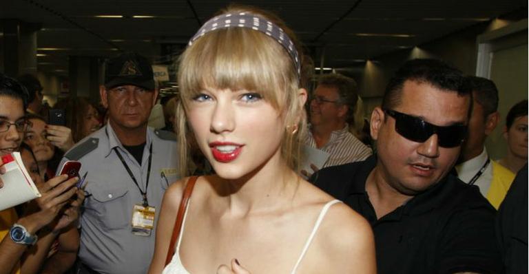 Taylor Swift desembarca no Rio de Janeiro e distribui autógrafos aos fãs