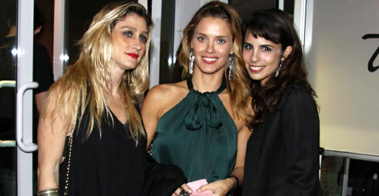 Carolina Dieckmann e amigas vão ao show de Marcelo Camelo