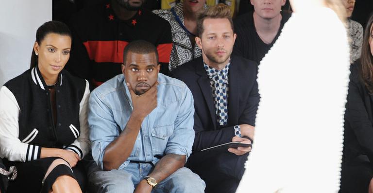 Noivos, Kim Kardashian e Kanye West assistem a desfiles no New York Fashion Week