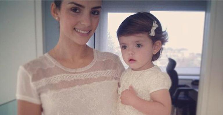 Fofura! Filha de Kaká se veste igual à mãe, Carol Celico