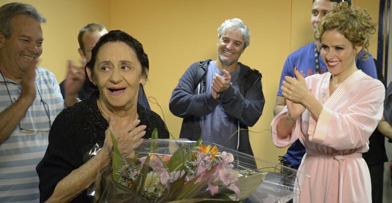 Laura Cardoso completa 85 anos e recebe homenagem do elenco de ‘Gabriela’