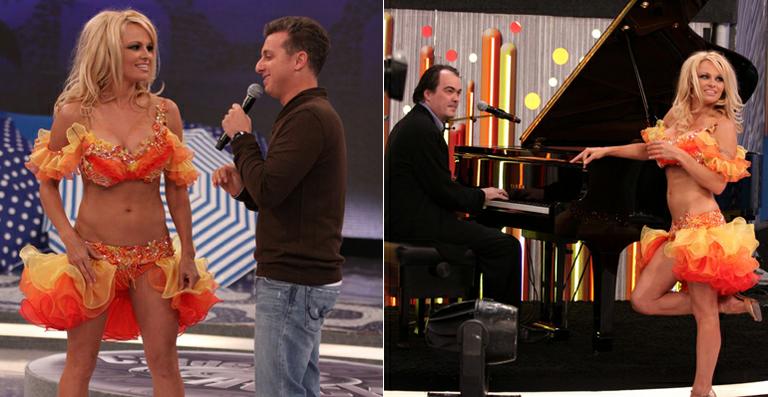 Pamela Anderson grava com Luciano Huck no palco do ‘Caldeirão do Huck’