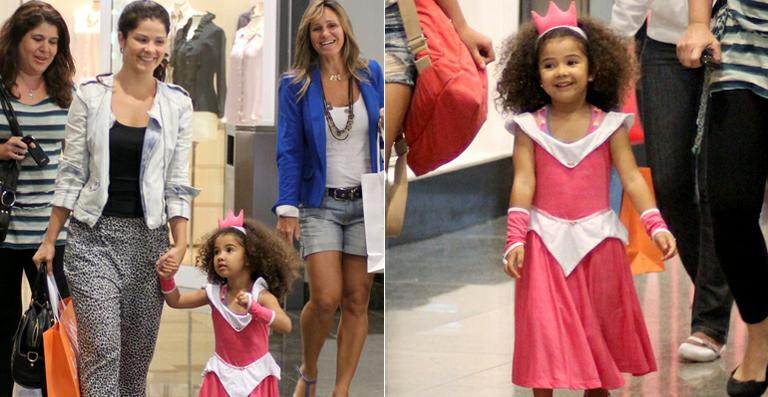 Samara Felippo e a sua pequena princesa em dia de compras