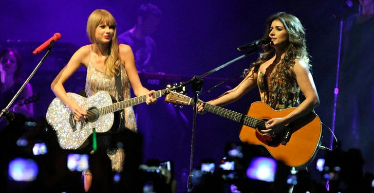 Taylor Swift e Paula Fernandes cantam juntas pela 1ª vez