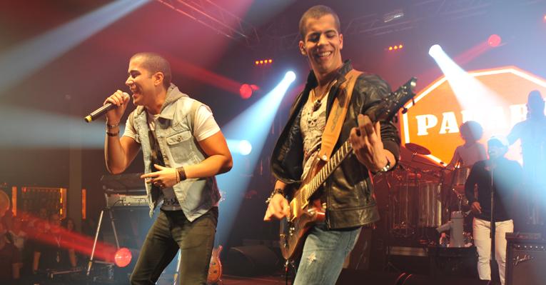 Com o aval do pai, Rafa e Pipo Marques trazem a Oito7Nove4 ao palco de SP