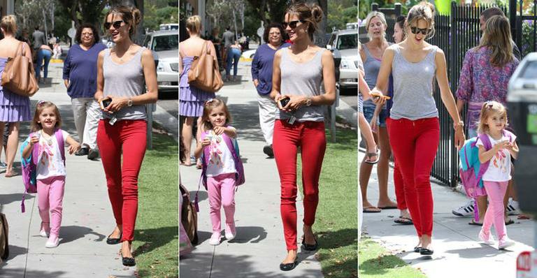 Alessandra Ambrosio curte Anja Louise em saída de escola