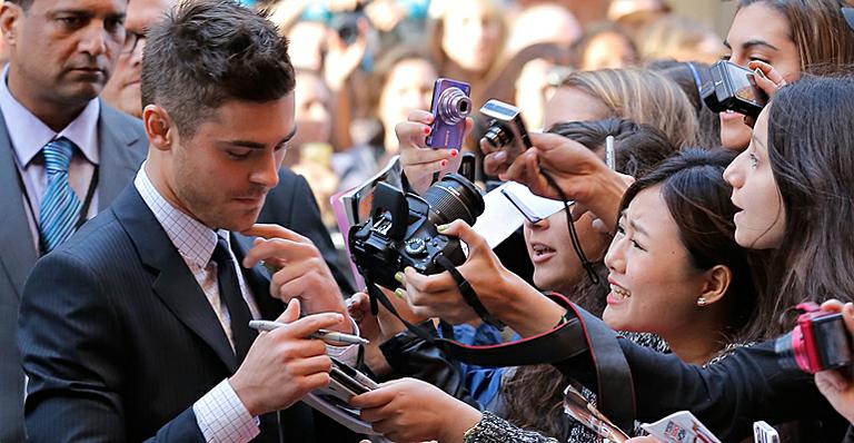 Zac Efron distribui autógrafos em première do filme ‘The Paper Boy’
